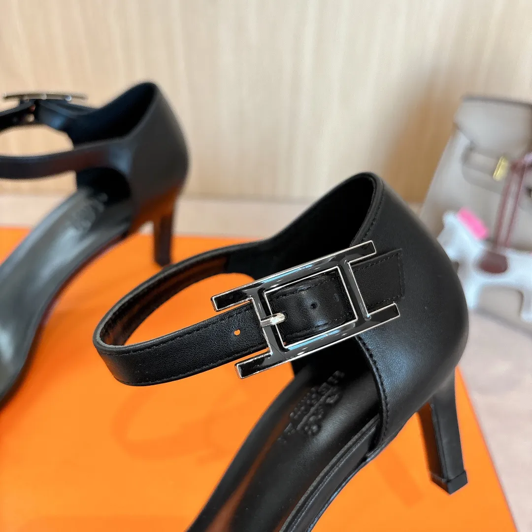 👟👟Ex-factory price 520👟👟 Hermes Judy high-heeled sandals——————————Fashionable and versatile. Matched with Hapi shoe buckles. Super comfortable. Every detail is perfect. Matched with iconic pure shoe buckles of the same tone. The design is simple and smooth to create a fashionable and feminine look. Original calfskin original 1:1 exclusive private mold heel/original leather outsole ▪️Heel height: 8cm ▪️SIZE: 34-43 (34.40.41.42. Customization is non-returnable and non-exchangeable)